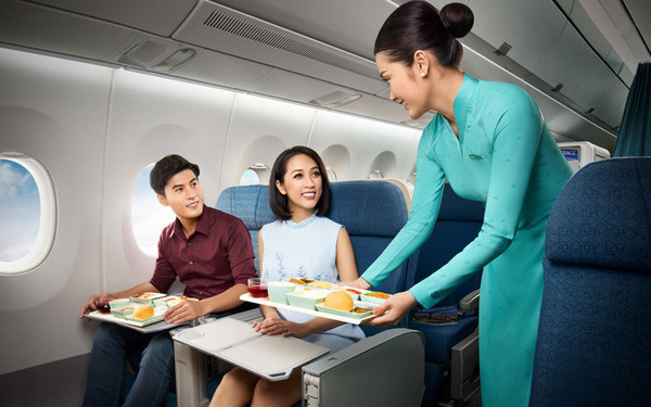 Trên những chuyến bay, hành khách được phục vụ chu đáo, chuyên nghiệp